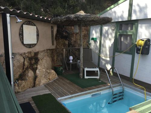 Chalet stella في أولميتو: منزل به مسبح وبه كرسي ومظلة