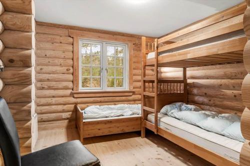 a room with two bunk beds and a window at HA398-Saeby-Kulmulevej-9 in Lyngså