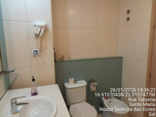 a bathroom with a sink and a toilet at Mb HOUSE VILA VERDE RESORT in Prainha