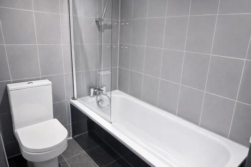 City Centre Apt–Sleeps 6, Parking, Shops & Trains photo 21