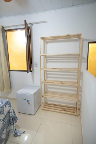 a room with a closet with a window at Casa de Gil do Pão in Lençóis