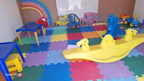 a childs play room with toys and a toy track at Casa de hospedes em condominio com lazer in Búzios