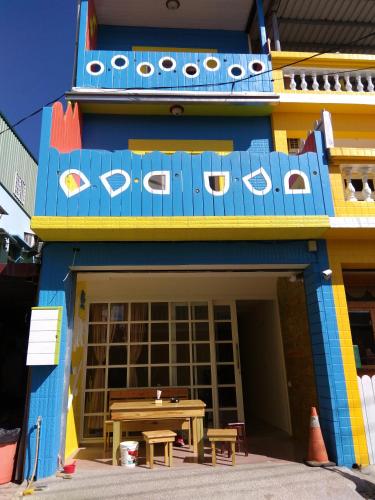 un edificio con un tavolo di fronte di Blue% Hotel a Nanwan