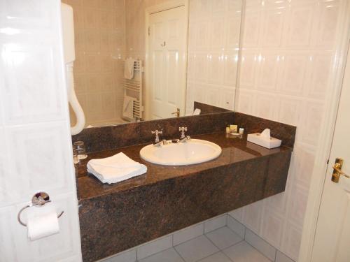 Bathroom sa Rhu Glenn Hotel