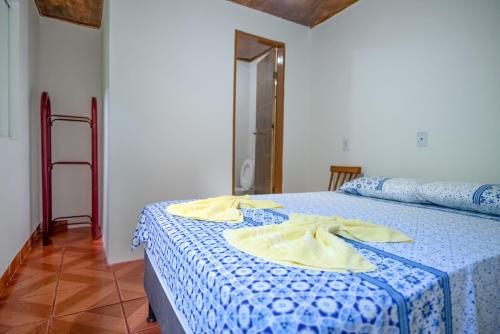 a bedroom with two beds with yellow towels on it at Casa de Gil do Pão in Lençóis