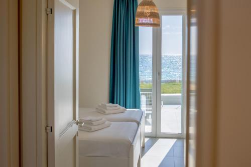 a room with a window with a view of the ocean at Le Suites sul Mare di Esterina in Civitavecchia