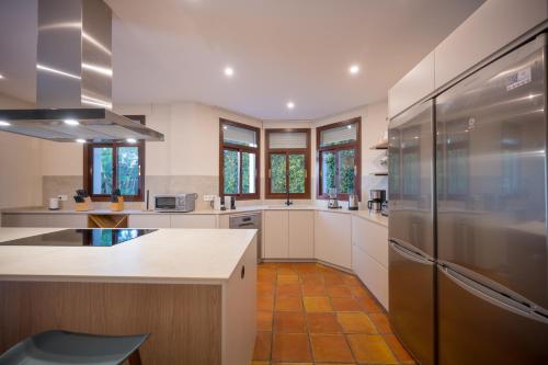 San Pedro 6 bedroom villa, heated pool, BBQ, WiFi