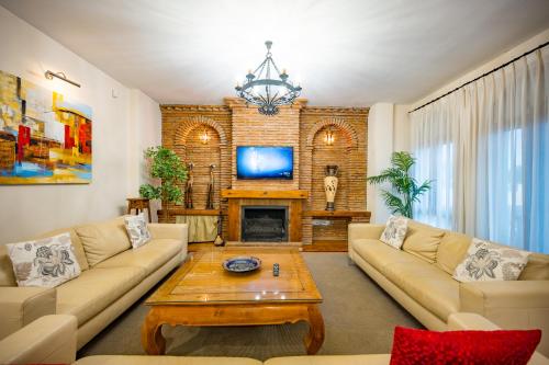 San Pedro 6 bedroom villa, heated pool, BBQ, WiFi