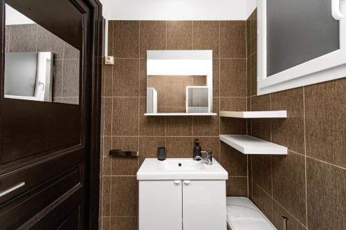 a bathroom with a white sink and a toilet at Monaco Border - Coquet et Authentique - FM in Beausoleil