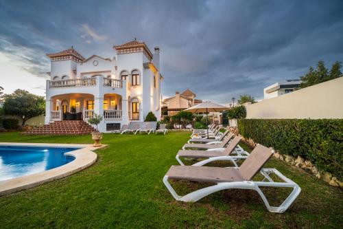 San Pedro 6 bedroom villa, heated pool, BBQ, WiFi