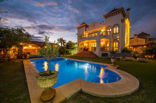 San Pedro 6 bedroom villa, heated pool, BBQ, WiFi