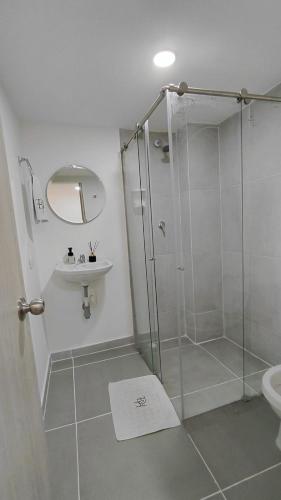 a bathroom with a shower and a sink at Denier House Fuente de los Rosales - A 5 minutos de Centros Comerciales in Ibagué