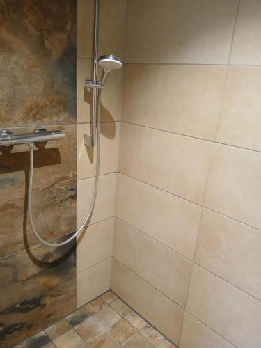 a shower with a hose in a bathroom at Ferienwohnung Kulla in Albstadt
