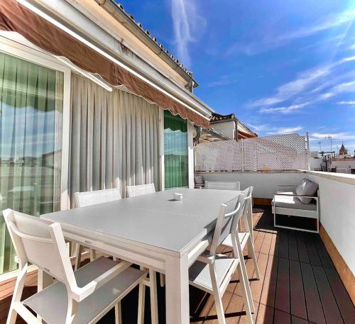 Atico Triana 100 meters with terrace and parking