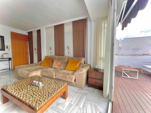 Atico Triana 100 meters with terrace and parking