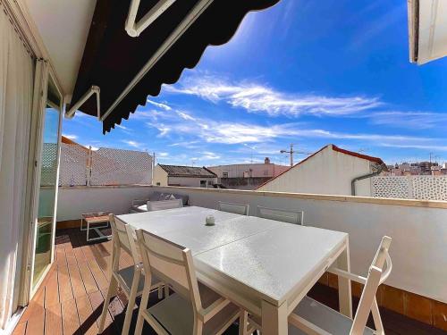 Atico Triana 100 meters with terrace and parking