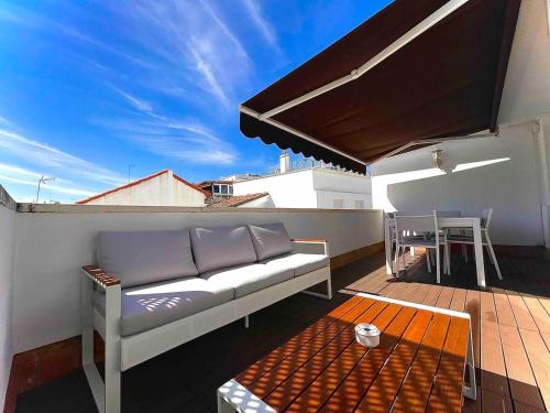 Atico Triana 100 meters with terrace and parking