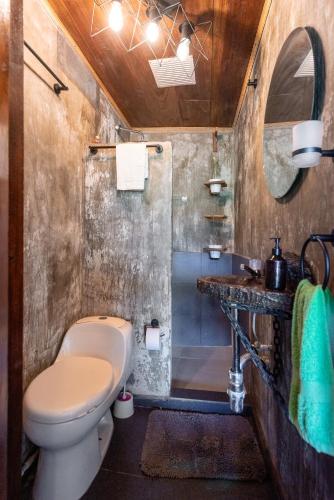 a bathroom with a toilet and a shower at Pistacho in Minca