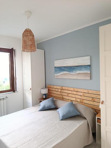 a bedroom with a bed and a pendant light at Casa nel parco 3 camere 2 bagni 6 ospiti in Luni