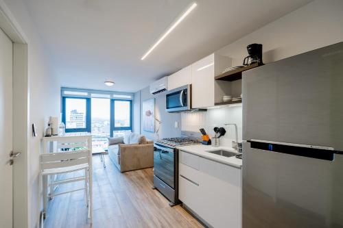una cucina con lavello e fornello forno superiore di Casco View Life a Città di Panama