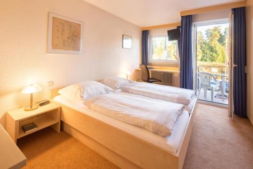 ラントシュトゥールにあるHRC Pfeffermühleのベッドルーム1室(ベッド2台、大きな窓付)