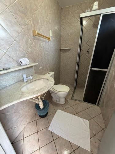 ein Badezimmer mit Waschbecken und Toilette in der Unterkunft Hotel Pousada Sol Beira-mar in Natal