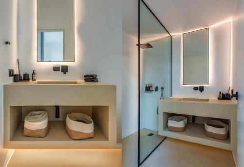 łazienka z dwiema umywalkami i lustrem w obiekcie Skylines Estate Paros w mieście Paros