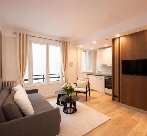 Champs-Elysées - Prestige apartment with lift avenue Matignon