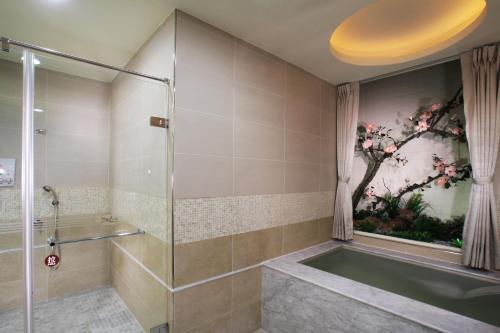 Bathroom sa Chuang-Tang Spring SPA Hotel - Deyang