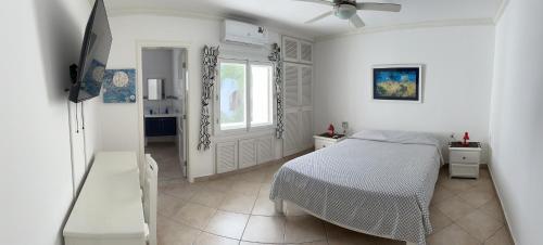 a white bedroom with a bed and a window at Precioso Dpto a 20m de la playa Con Aire Acondicionado en Ambos Dormitorios Club Casablanca in Same