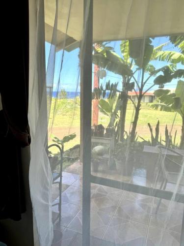 a room with a window with a view of the beach at Manu Kehu in Hanga Roa