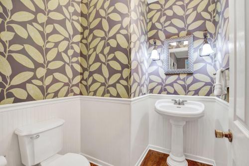 a bathroom with a toilet and a sink at Front Porch Lounge in Tybee Island
