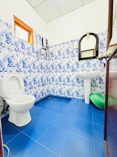 a bathroom with a toilet and a sink at GREENISH INN (ROOMS) in Nanu Oya