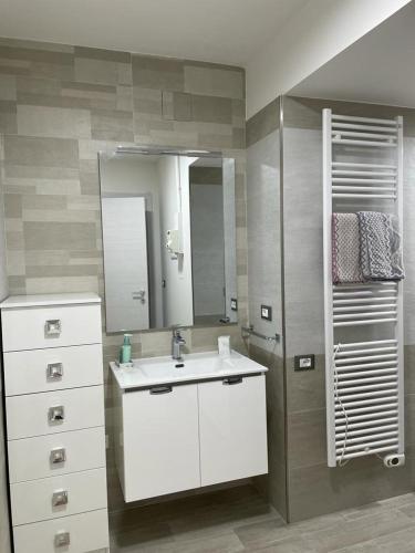 a bathroom with a sink and a mirror at Dimora Coacci in Grottammare