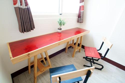 T'ai-pin-ts'unにあるTaiping Homestayの椅子付きの客室内の木製デスク