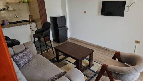 un soggiorno con un divano e un tavolo di Guest house ad Addis Abeba