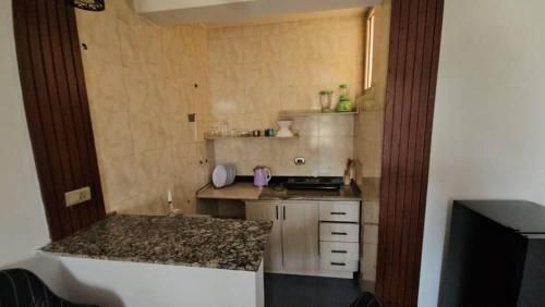 una piccola cucina con un piano di lavoro in una stanza di Guest house ad Addis Abeba