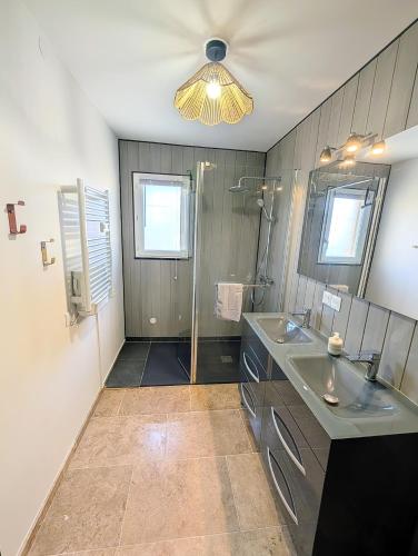 a bathroom with two sinks and a shower at Villa Le Nid du Pont d'Arc in Vallon-Pont-dʼArc