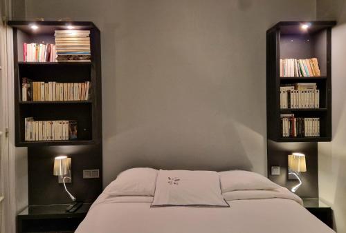 2 Private rooms in an Elegant Haussmannian Appartement