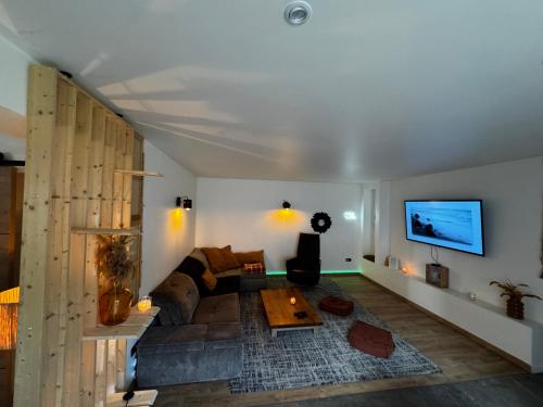 una sala de estar con un sofá y una mesa en RevaCasa, 
