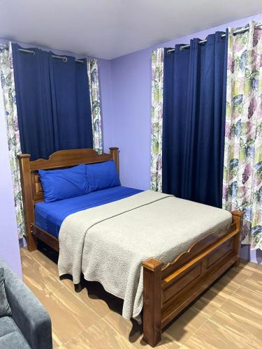 Un pat sau paturi într-o cameră la Cozy Nest