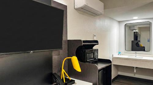 a small room with a microwave and a sink at Motel 6-Atascadero, CA in Atascadero