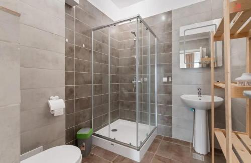 a bathroom with a shower and a toilet and a sink at Apartament 2 dormitoare spatios, Aer conditionat, Flat Screen TV, Self Check-in in Ştefăneştii de Sus