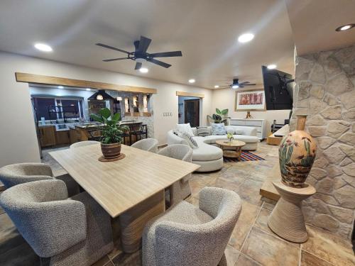 a living room with a table and chairs at Casa Flor del Desierto in Loreto