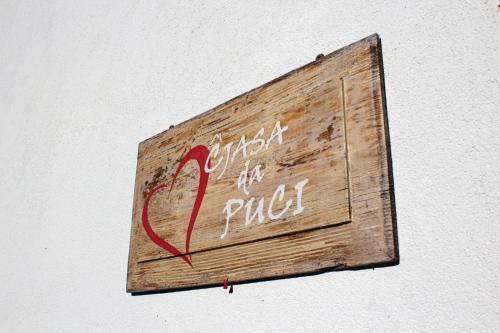 a wooden sign with a heart on a wall at Cjasa da Puci in Ovaro
