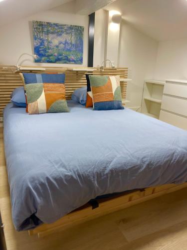 a bedroom with a large bed with pillows on it at Capitole Hyper-centre, Mezzanine & confort in Toulouse