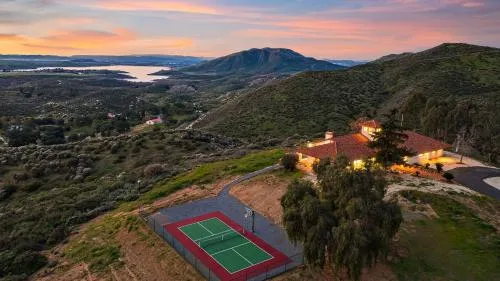 Slice of Heaven by AvantStay in Hemet