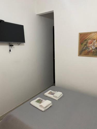 a room with two towels on the floor next to a wall at Pousada Linda Borboleta in Conservatória
