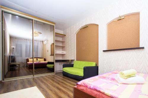 モスクワにあるApartlux Chayanovaの小さな部屋(ベッド1台、鏡付)
