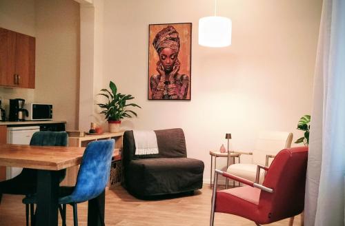 a living room with a table and chairs at Guesthouse de Burght 2 - Bottendaal in Nijmegen